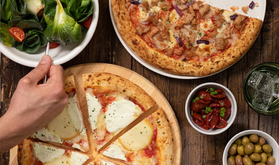 Pizza party in casa con amici: come organizzarlo