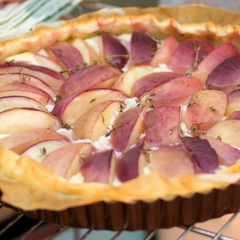 Sfoglia con ricotta e pesche al timo