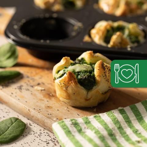 Muffin di sfoglia con erbette , ricotta e cuore di mozzarella