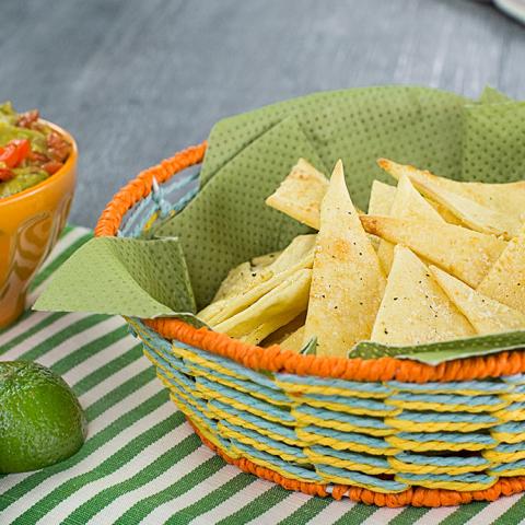 Chips di pasta brisèe in salsa di avocado
