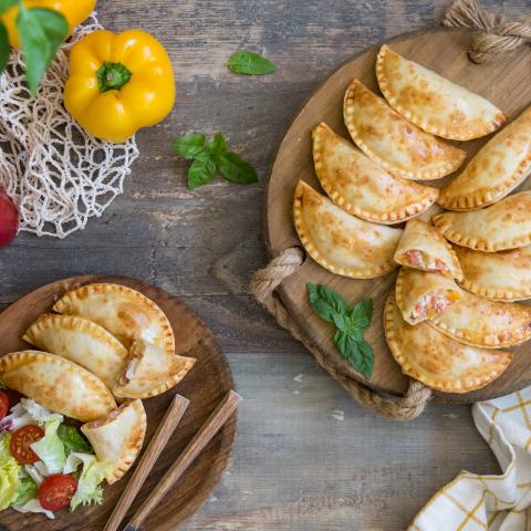 Mezzelune con peperoni e formaggio di capra