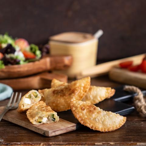 Mini panzerotti ripieni di feta e zucchine