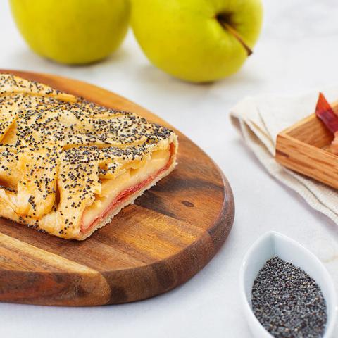 Strudel con speck, mele e asiago