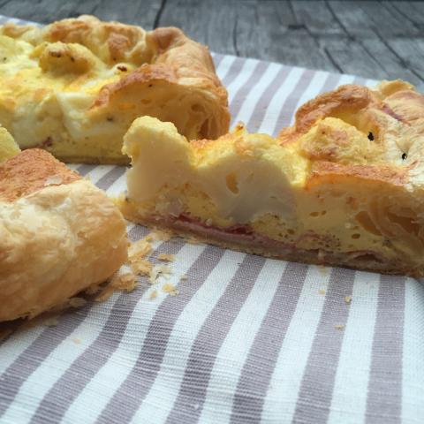 Torta salata con speck, cavolfiore e mozzarella