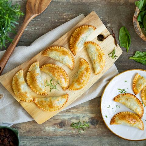 Mezzelune di spinaci con uvetta e pinoli