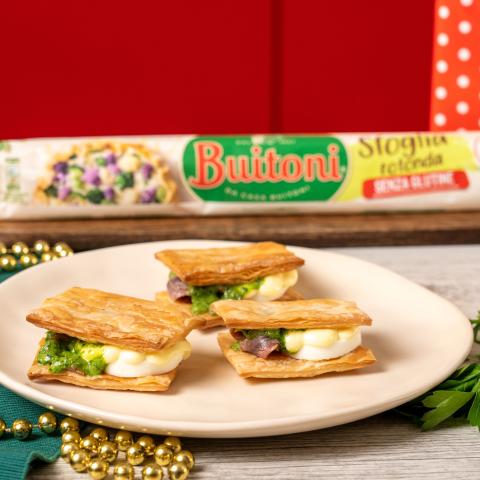 Christmas sandwich di sfoglia senza glutine con maionese, uova sode, acciughe e salsa al prezzemolo