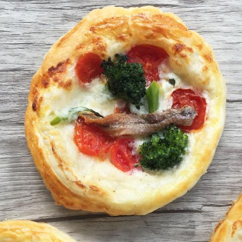 Tortine con broccoli, pomodorini e acciughe
