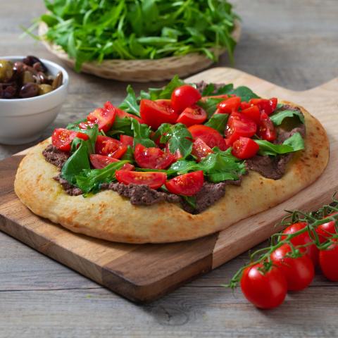 Pinsa crema di olive, rucola e pomodorini