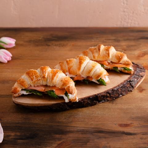 Mini croissant salati farciti con mousse di yogurt al salmone e asparagi