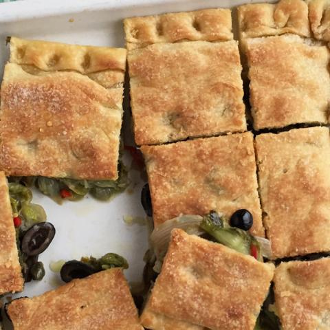 Pizza ripiena di scarola e olive
