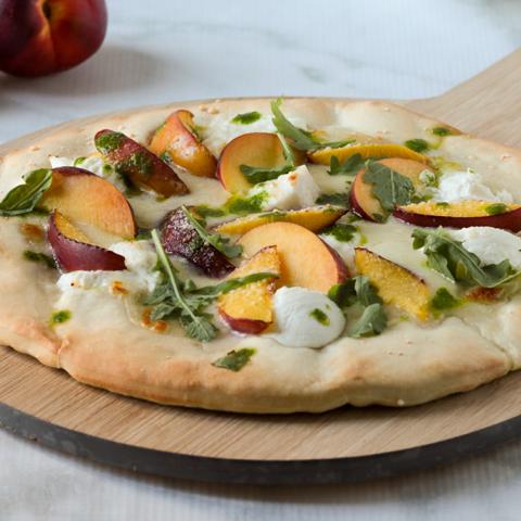 Focaccia con ricotta, pesche e pesto di rucola