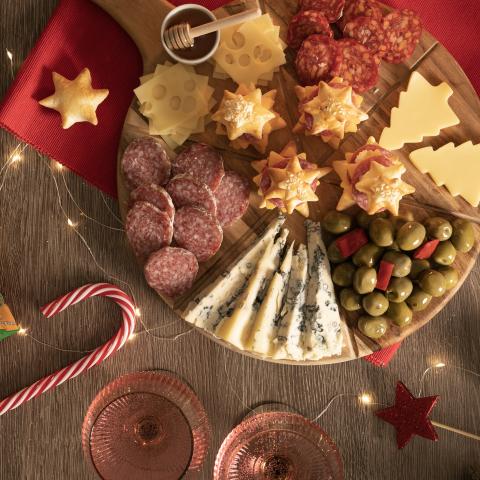 Tagliere misto con alberelli di sfoglia