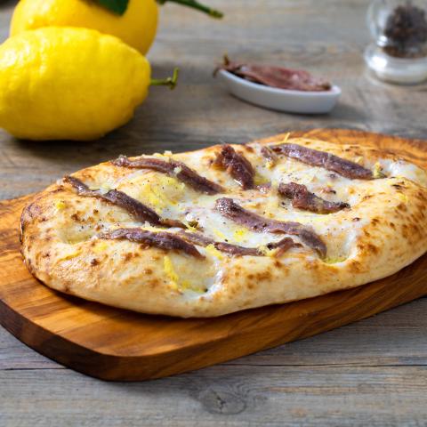 Pinsa mascarpone, acciughe e limone