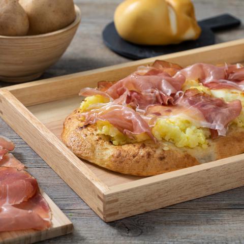 Pinsa patate, scamorza e speck