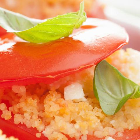Pomodori ripieni di cous cous, basilico e feta