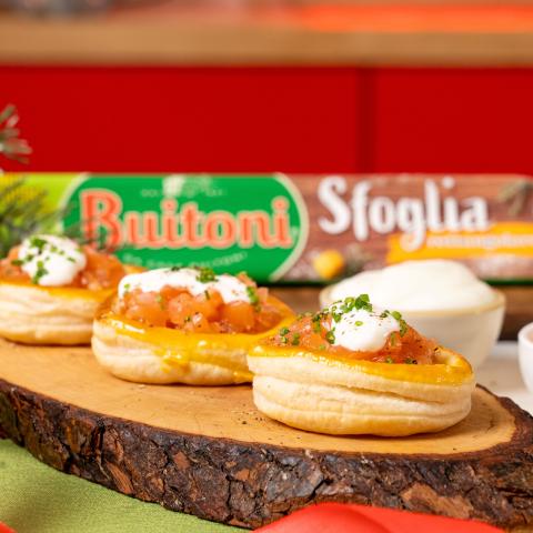 Barchette di sfoglia con tartare di salmone, erba cipollina e creme fraiche