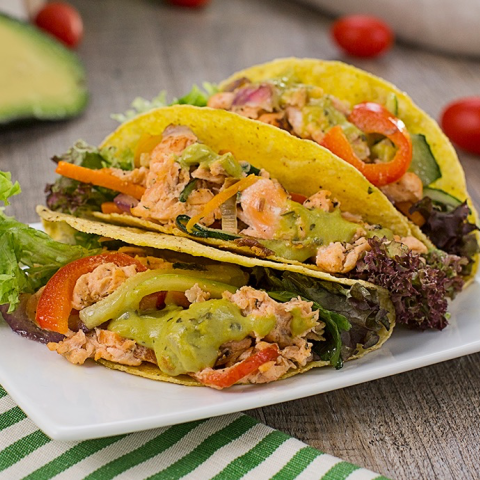 Tacos al guacamole e salmone