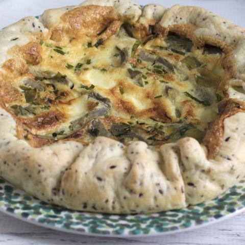 Torta salata ai semi con carciofi e primo sale