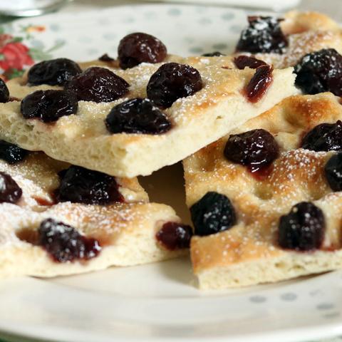 Focaccia dolce alle ciliegie