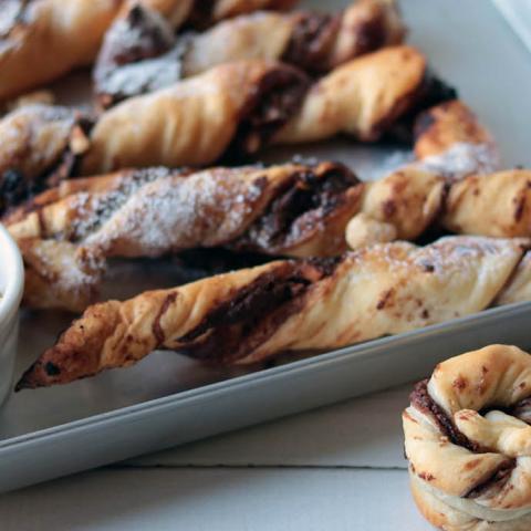 Grissini e muffin di sfoglia al cioccolato
