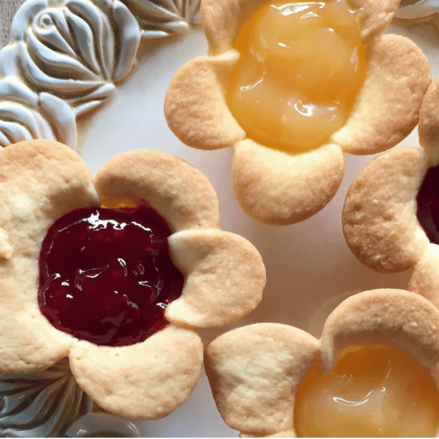 Fiorellini di pasta frolla con marmellata e lemon curd