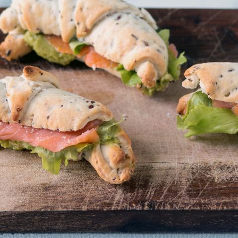 Cornetti salati ai semi con salmone e guacamole
