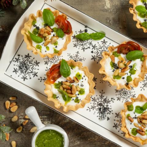 Tartellette con burrata, stracciatella, pesto e pinoli