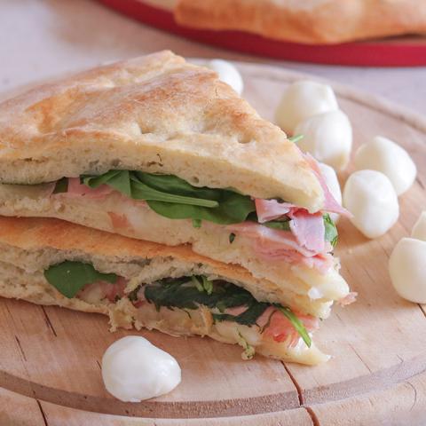 Focaccia farcita con prosciutto cotto, stracchino e provola