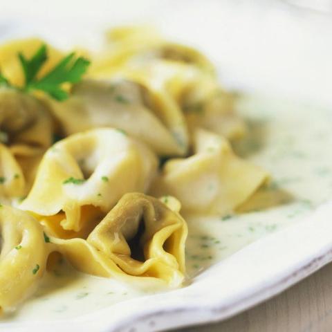 Tortellini alla carne con salsa di funghi e pancetta