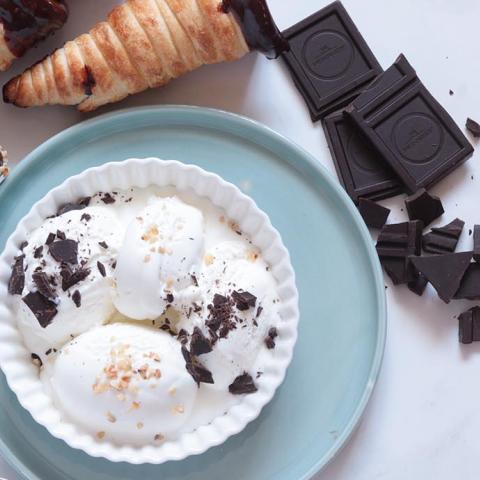 Coni gelato di sfoglia con cioccolato e gelato fatto in casa