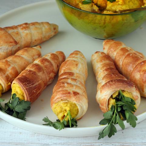 Carote di sfoglia con hummus