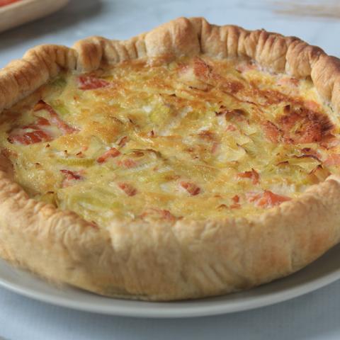 Torta salata con salmone e porri