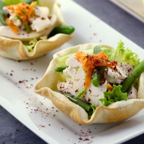 Cestino di brisée con insalata di pollo