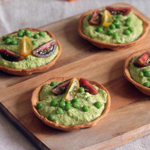 Tartellette con hummus di piselli