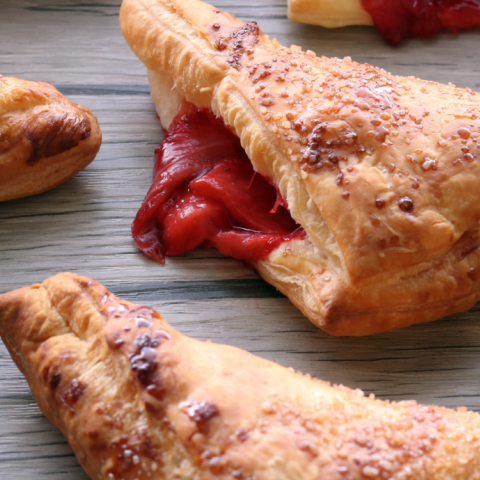 Triangolini di sfoglia con fragole e cioccolato