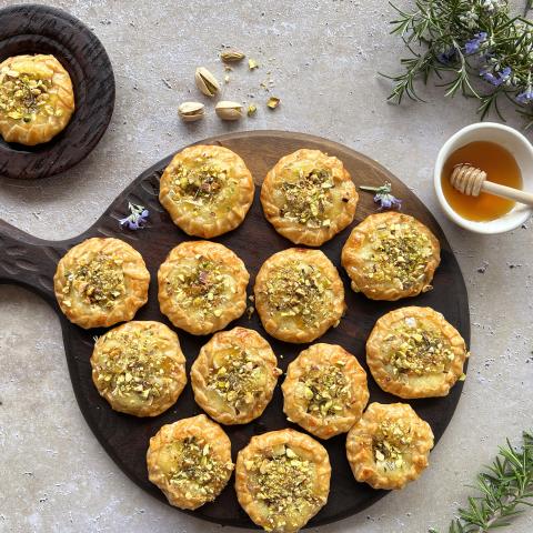 Tortine di camembert, rosmarino e pistacchi