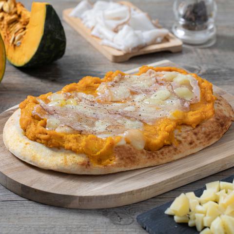 Pinsa crema di zucca, lardo e caciocavallo
