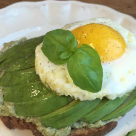 Avocado toast al pesto