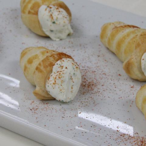 Cannoli mignon con formaggio, erbette e paprika