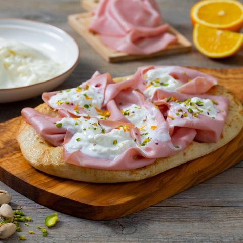 Pinsa mortadella e burrata