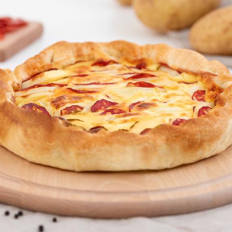 Torta salata con patate e salame piccante