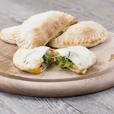 Panzerottini ai cinque cereali con cime di rapa e mozzarella