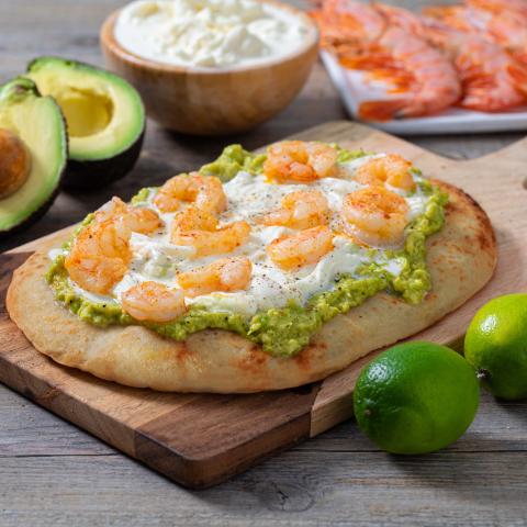 Pinsa guacamole, stracciatella e gamberi