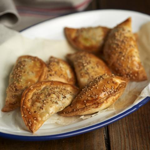Panzerotti con tofu e spinaci (uvetta, pinoli e sesamo)