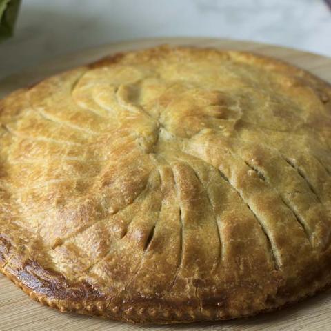 Torta salata con cavolfiore, porri e cipolla