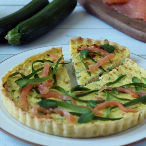 Quiche di brisée leggera con zucchine e salmone affumicato
