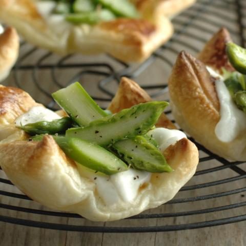 Cestini di asparagi, mozzarella e salvia