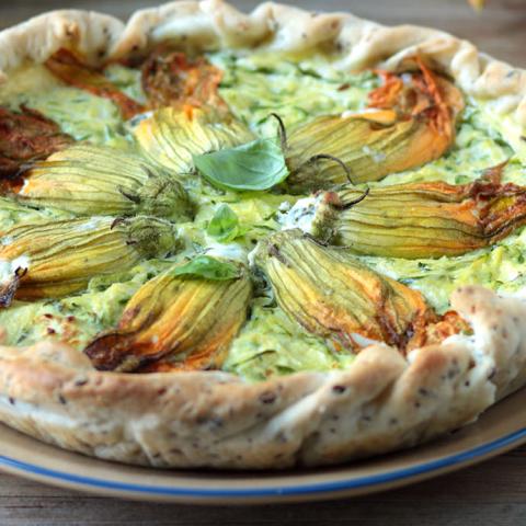 Torta salata con fiori di zucca ripieni di ricotta
