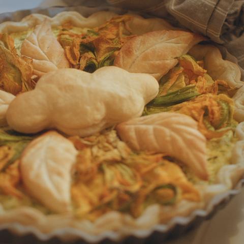 Torta delicata con fiori di zucca e nuvole di sfoglia