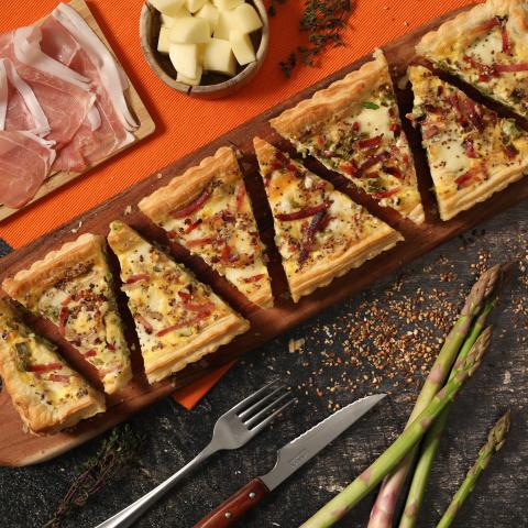 Torta salata rettangolare con speck e asparagi